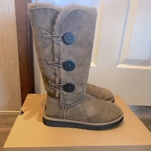 UGG Bailey Button Triplet. Women’s size 8. Barely worn.